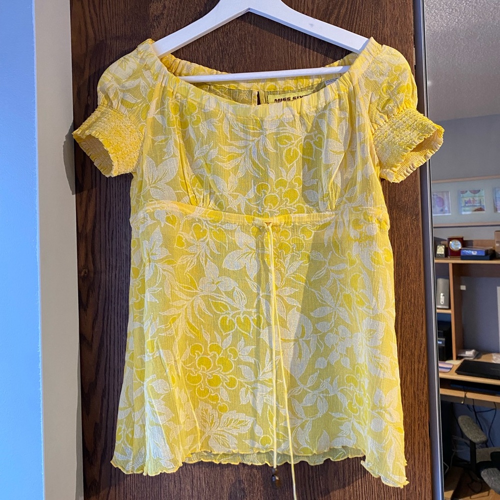 yellow sheer top 💛